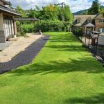 芝生でゴルフの練習も